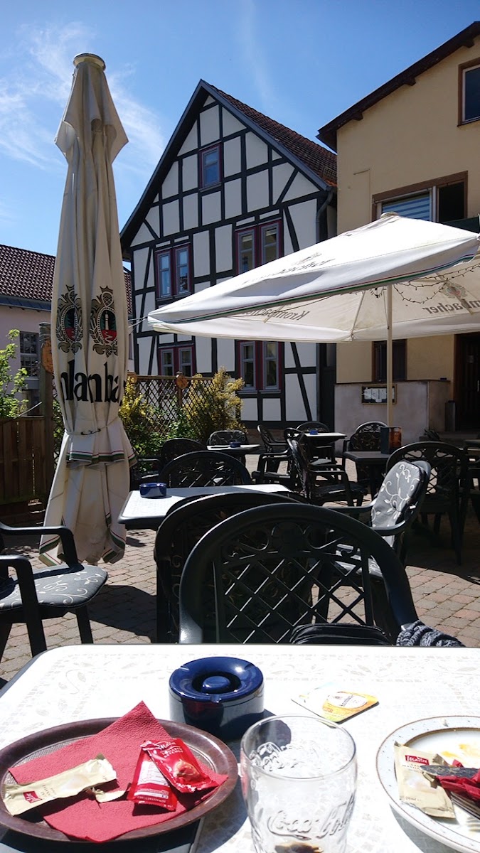 Biergarten des Bierbrunnen zur Hessenschänke mit Fachwerkhaus im Hintergrund
