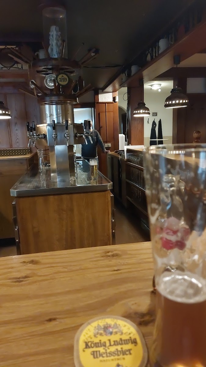 Blick über die Theke auf die Zapfanlage