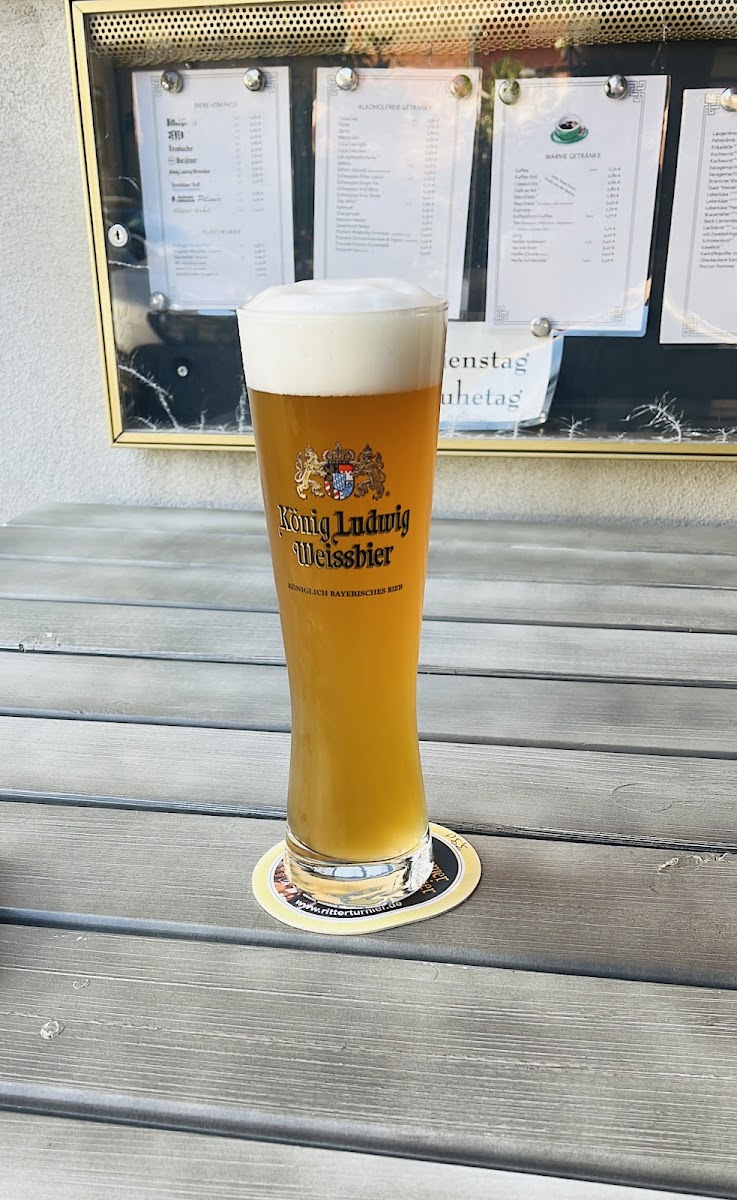 König Ludwig Weissbier im Biergarten vor der Getränkekarte