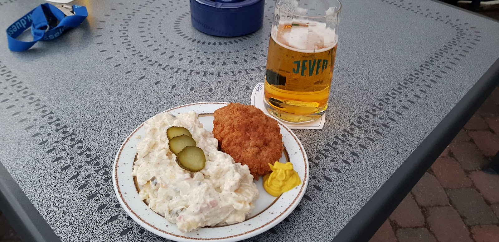 Jägerschnitzel mit Pommes und Bier