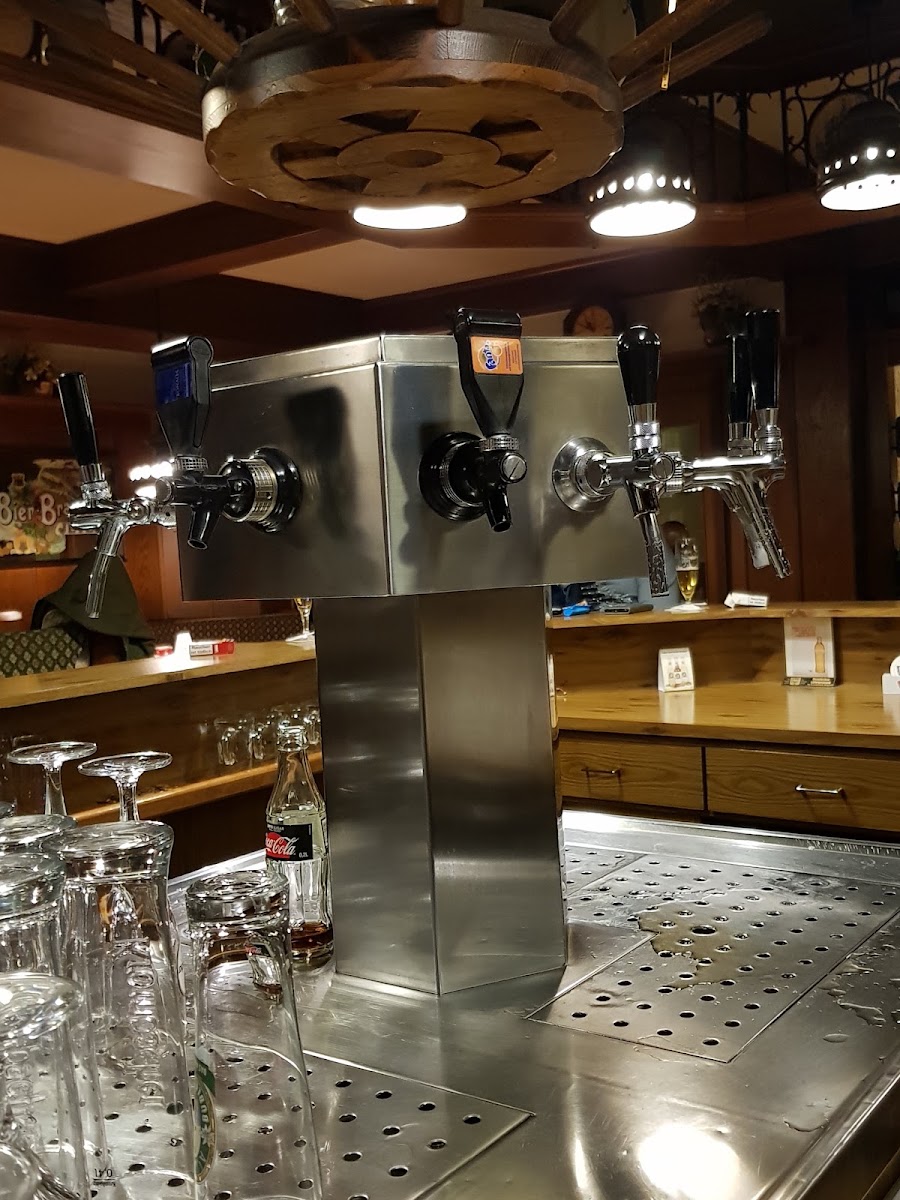 Zapfanlage mit mehreren Bierhähnen an der Theke