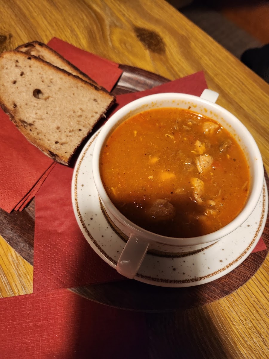Gulaschsuppe mit Bauernbrot